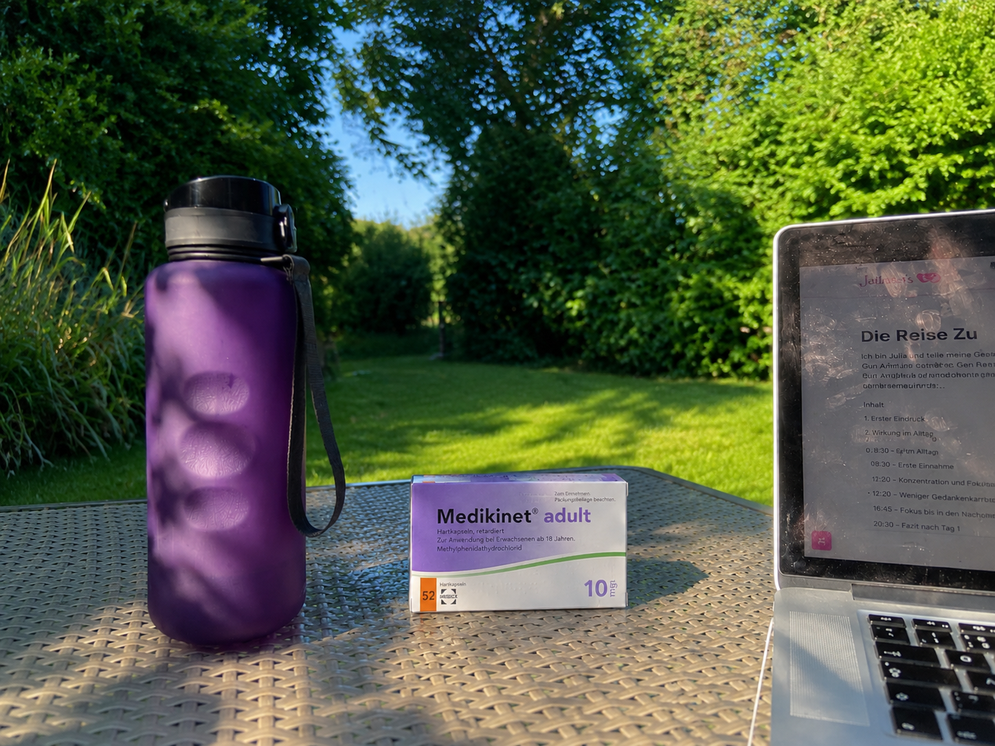 Titelbild - Gartenblick mit Laptop, Wasserflasche und Medikinet