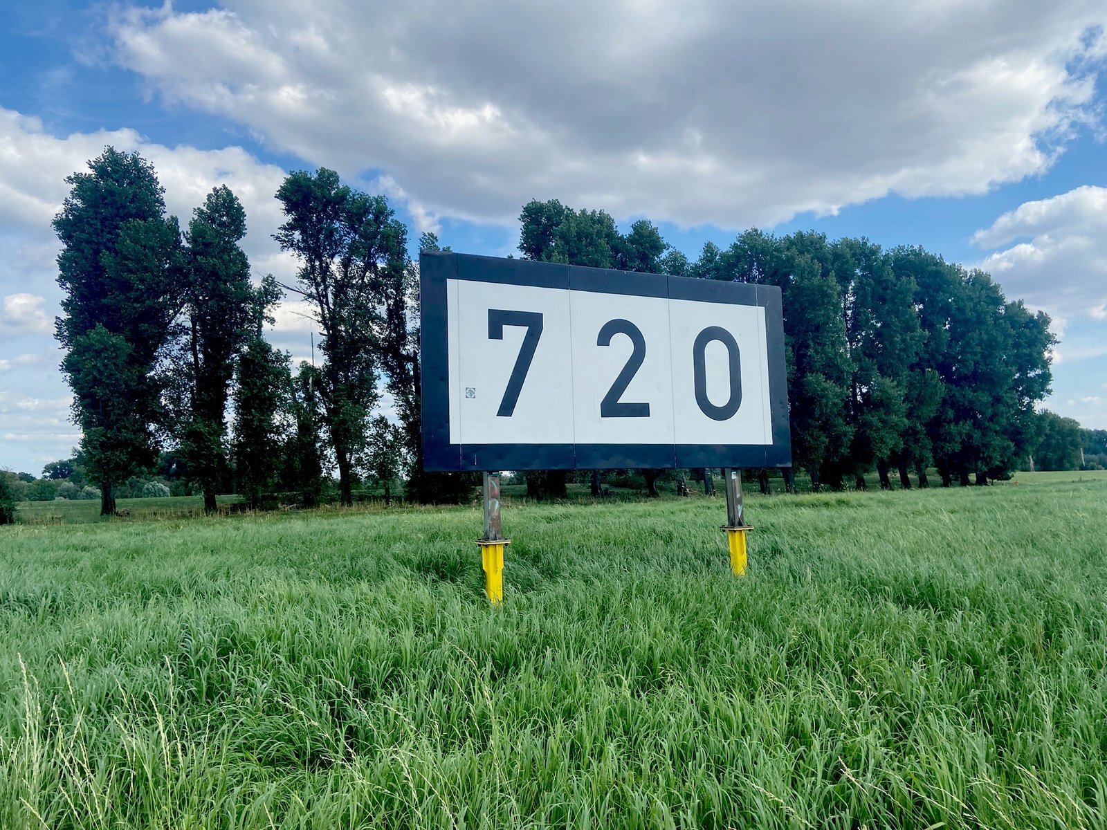 Kilometer 720 - Schild am Rhein